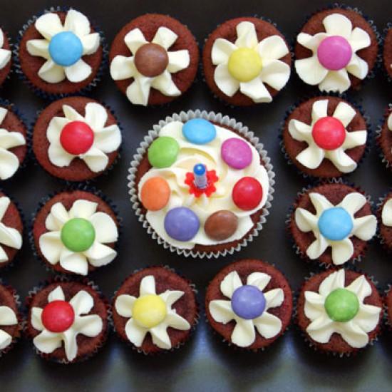 Rezeptbild: Happy Birthday Flower Smarties Cupcakes