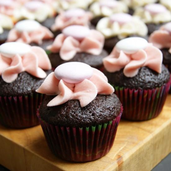 Rezeptbild: Devil's food mini Cupcakes mit Erdbeerbuttercreme