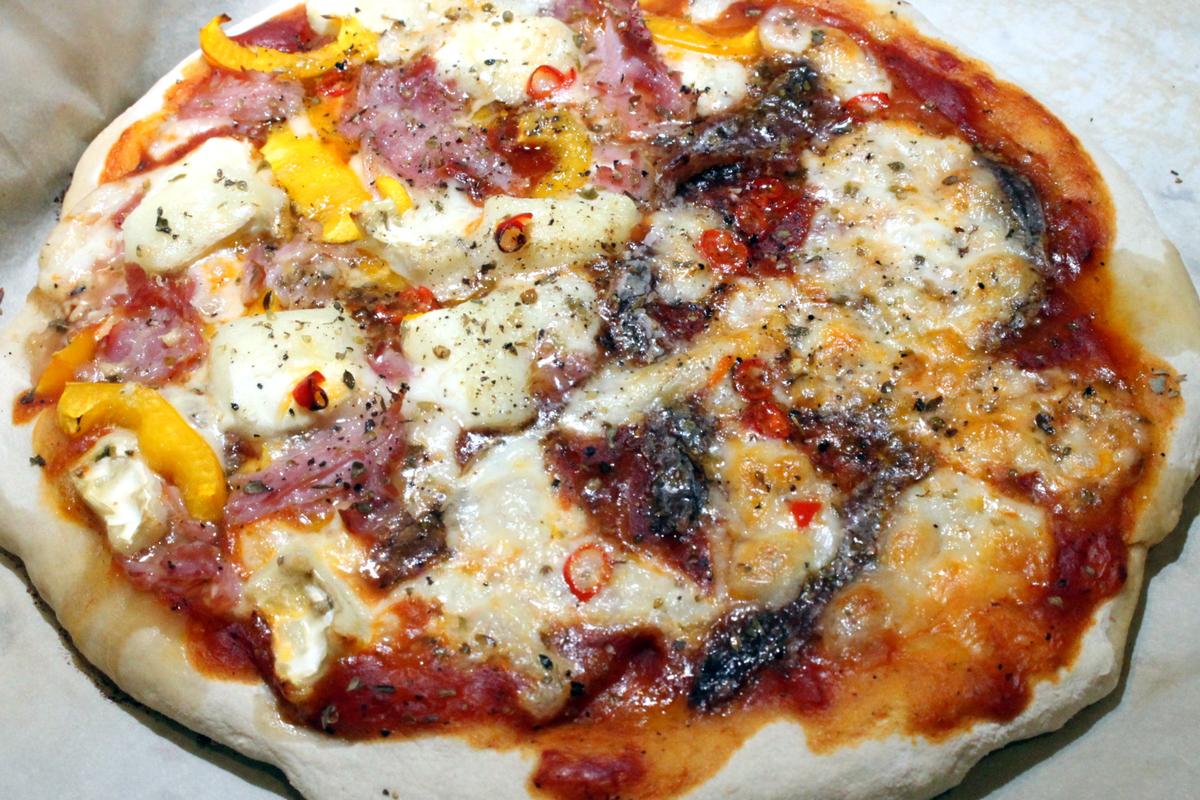 Rezeptbild: Pizza mit Sauerteig und verschiedenen Toppings