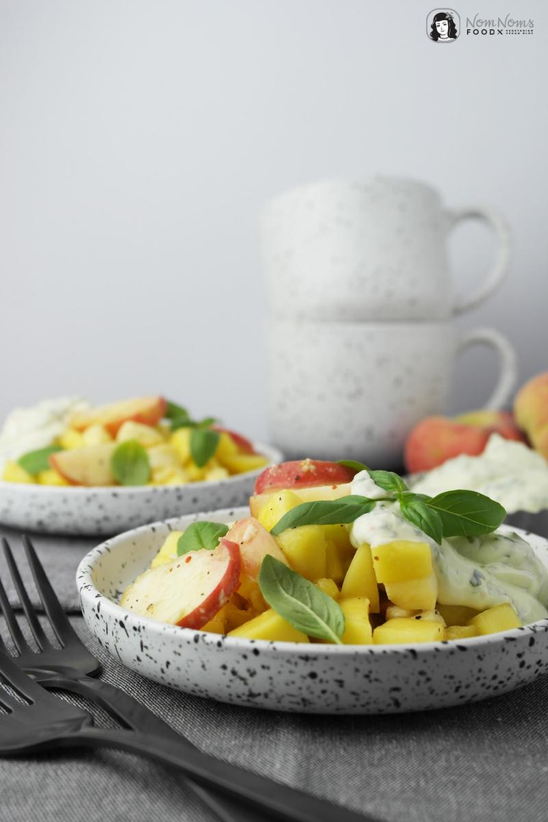 Rezeptbild: Sommer-Salat: Mango-Pfirsich-Mozzarella-Salat mit Pfeffer und Basilikum-Dressing