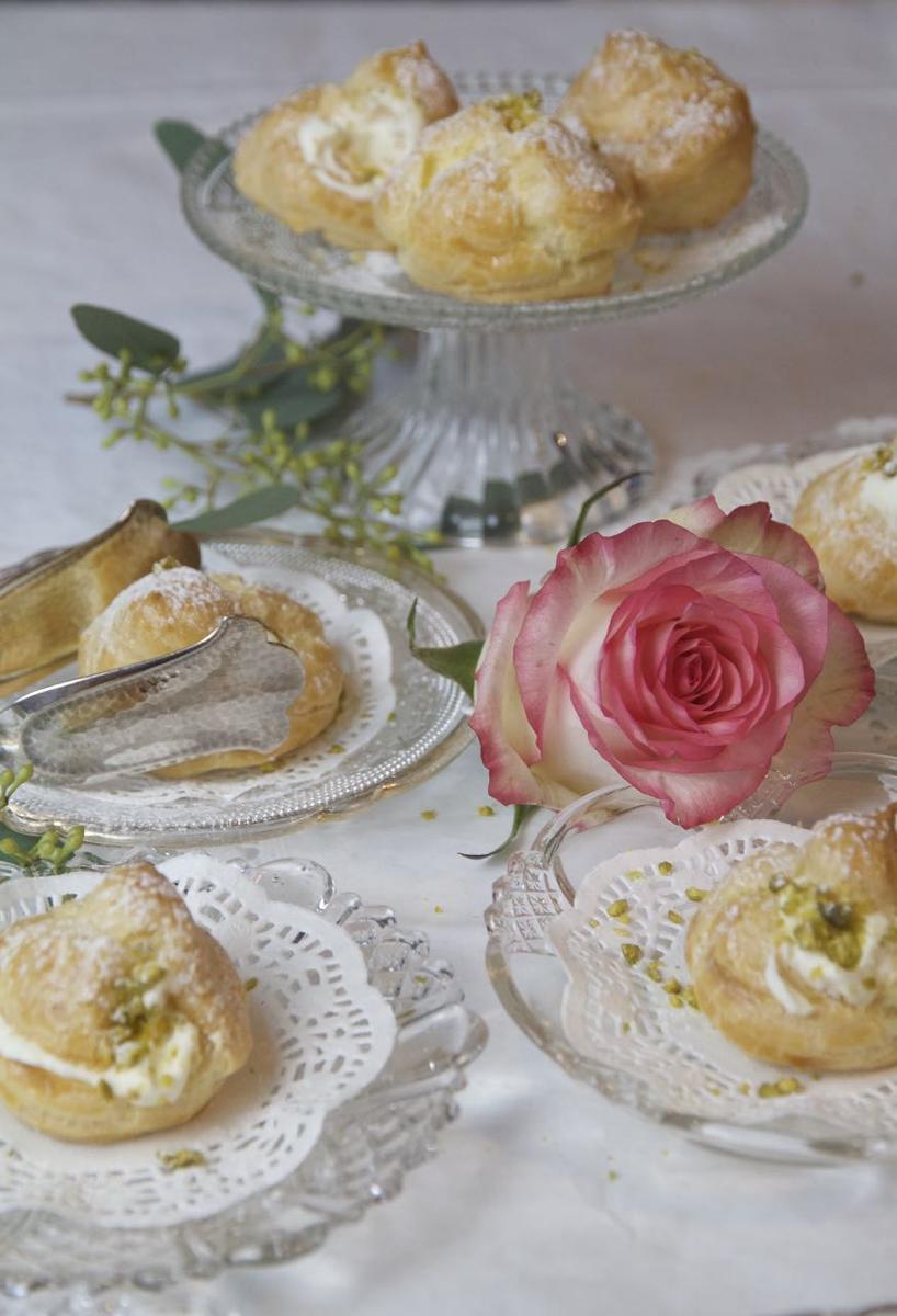 Rezeptbild: Noon-e Khame-i - persische Windbeutel mit Rosen-Pistazien-Sahne