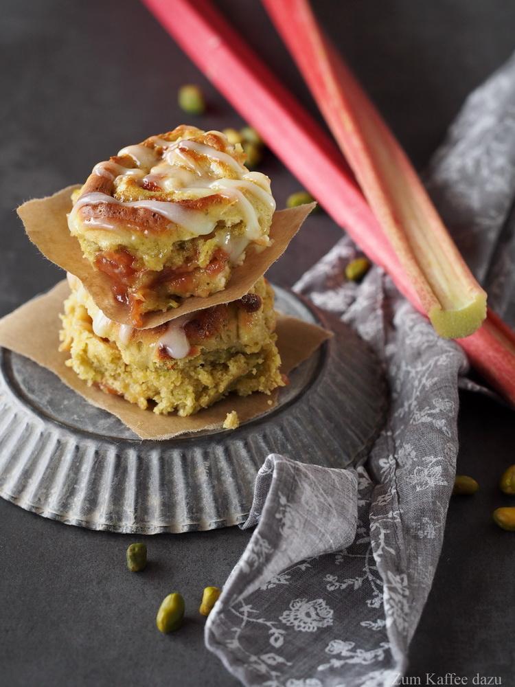 Rezeptbild: Pistazien-Schnecken mit Rhabarber und weißer Schokolade