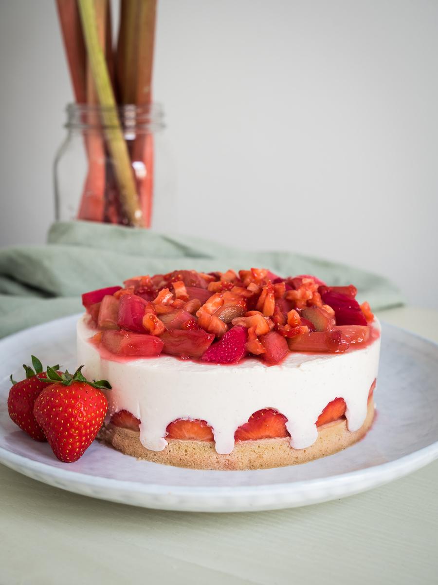 Rezeptbild: Erdbeer Rhabarber Kuchen: Frischkäse, Beeren und karamellisierter Rhabarber.