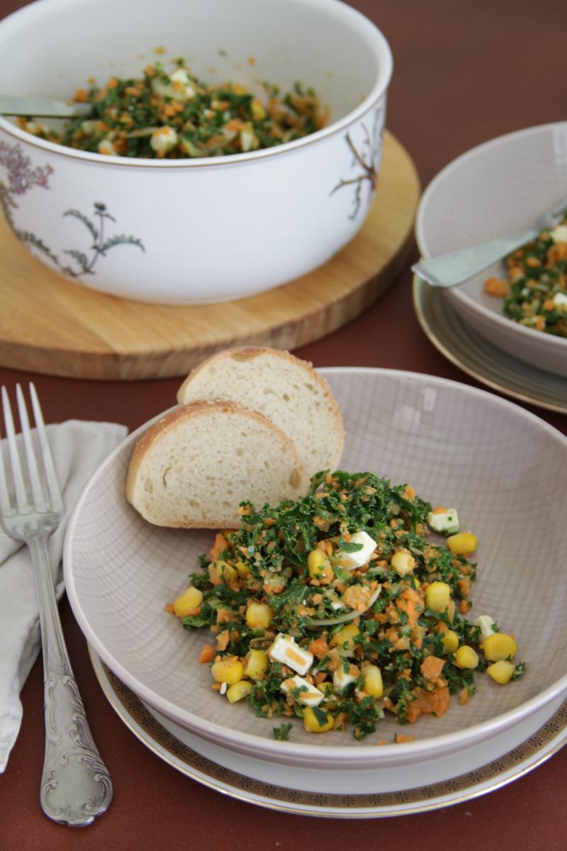 Rezeptbild: Bunter Salat mit Grünkohl, Mais, Karotten und Feta