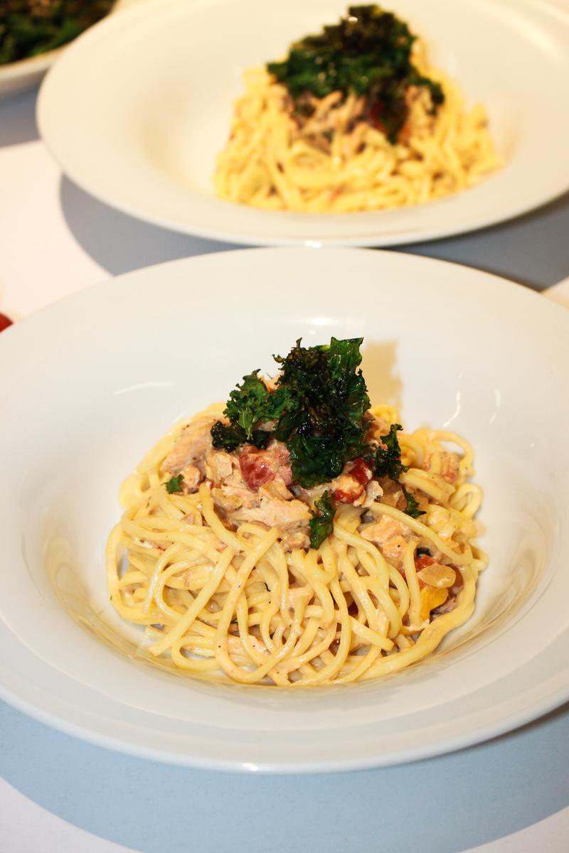 Rezeptbild: Selbstgemachte Spaghetti mit geroestetem Gemuese und Lachs