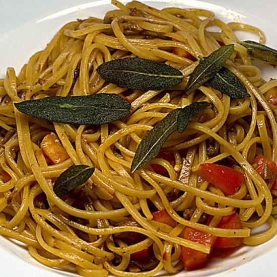 Rezeptbild: Linguine con salsa di funghi, pomodori freschi e salvia arrosta