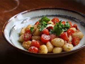 Rezeptbild: Gnocchi mit karamellisierter Kirschtomate in Rosmarinbutter