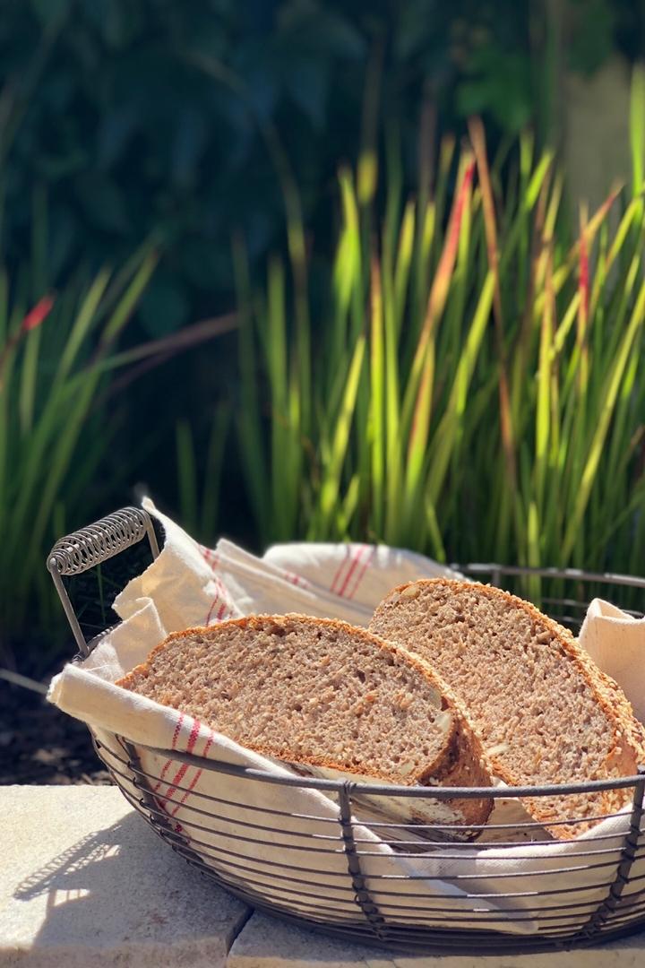 Rezeptbild: Dinkel-Vollkorn-Brot mit Honig, Nüssen und Rosmarin