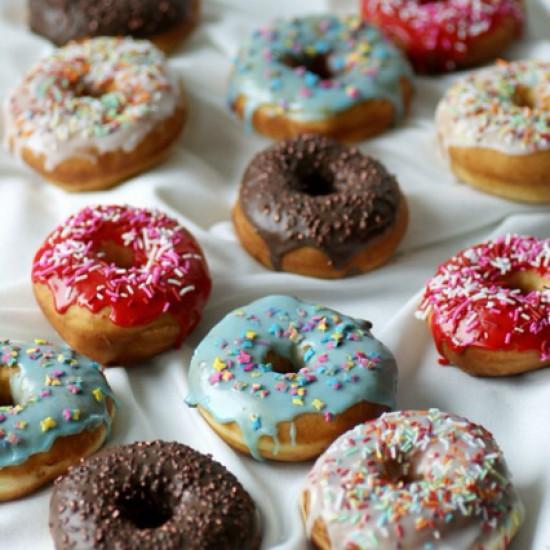Rezeptbild: Leckere Donuts mit Schokolade oder Zuckerguß