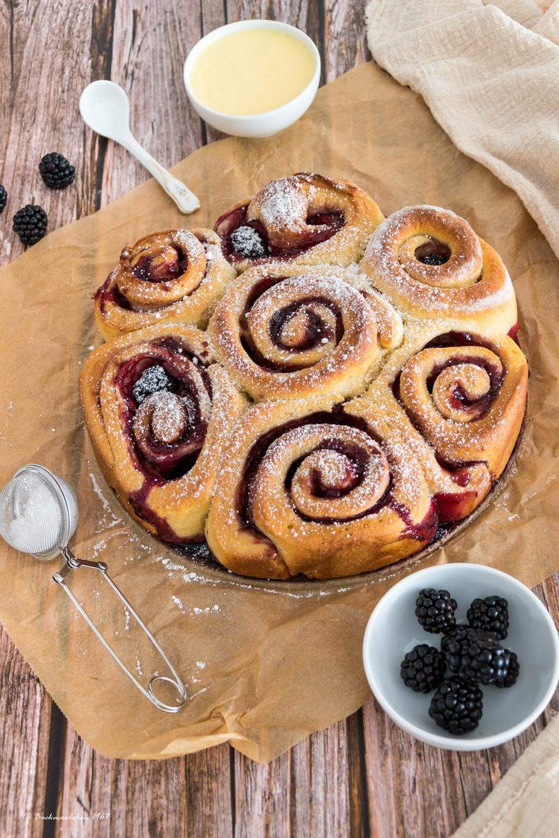 Rezeptbild: süße Hefeschnecken mit Bombeeren