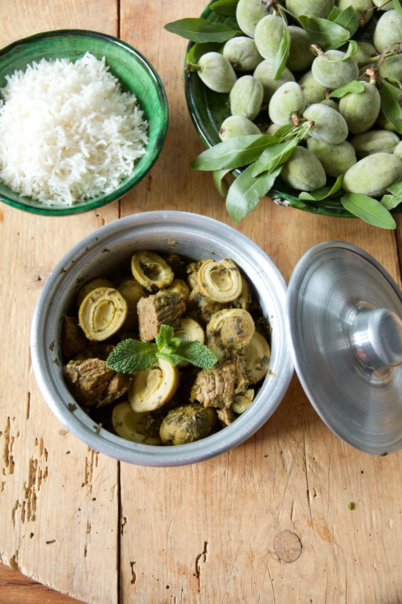 Rezeptbild: Khoresht-e Chaghale-Badoom - Rindergulasch mit grünen Mandeln in Verjus-Minz-Soße