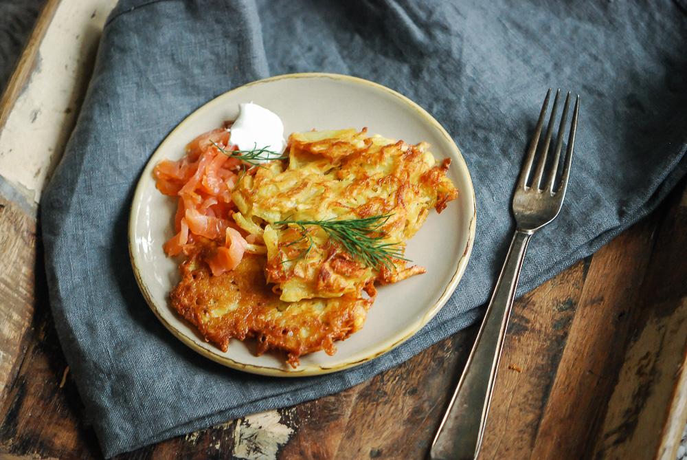 Rezeptbild: Reibeplätzchen und Apfelkompott