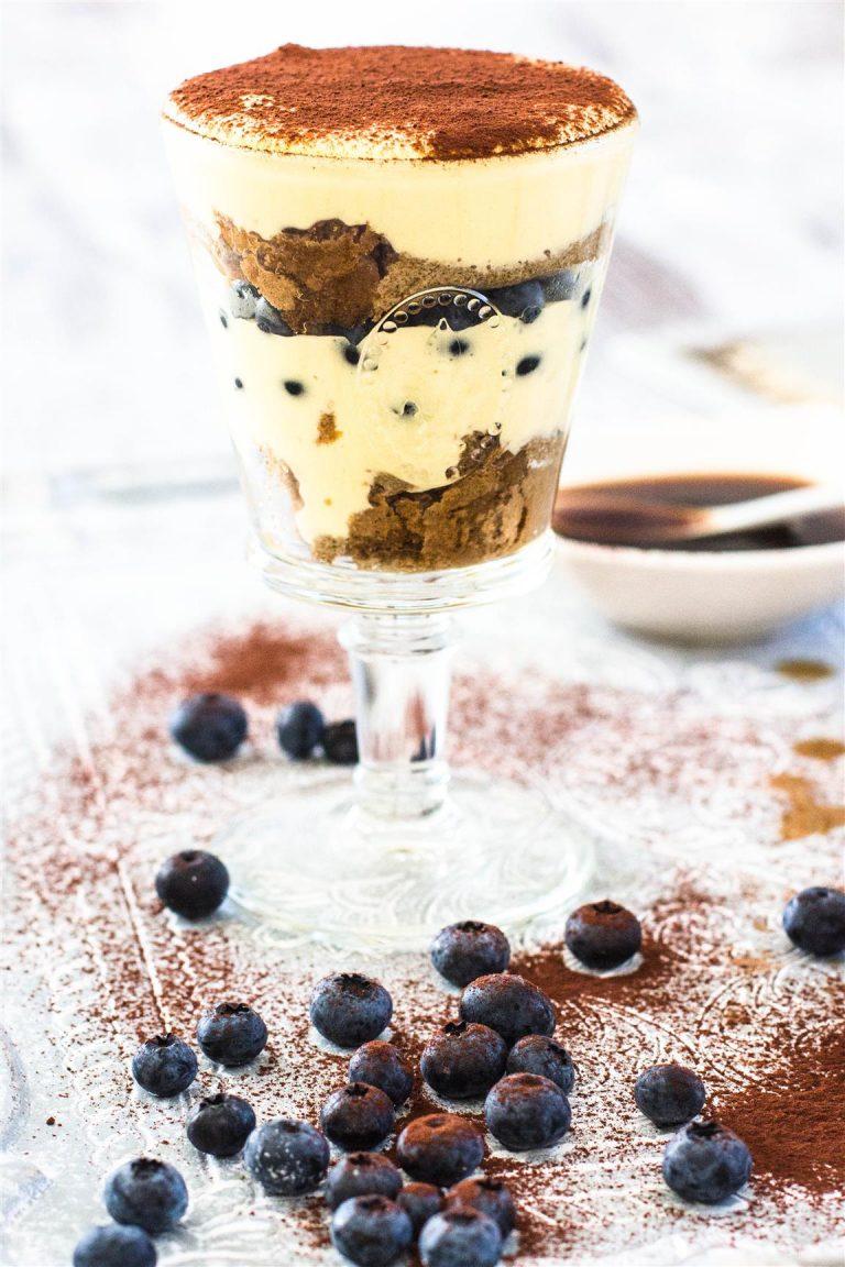 Rezeptbild: TIRAMISU MIT BLAUBEEREN