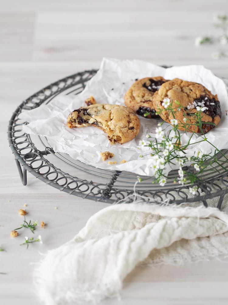 Rezeptbild: Cookies mit dreierlei Schokolade und Meersalz