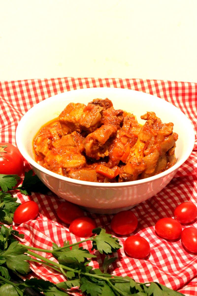 Rezeptbild: Italienischer Schweinebauch in Tomatensauce mit Griess Gnocchi