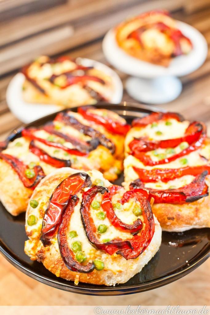 Rezeptbild: Sauerteig-Pizzette mit Paprika und Erbsen
