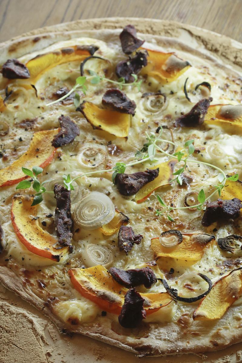 Rezeptbild: Flammkuchen mit Filet vom Reh