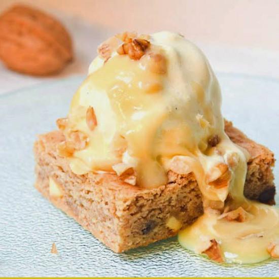Rezeptbild: Walnuss Blondies mit Vanilleeis und Honig-Creamcheese-Sauce