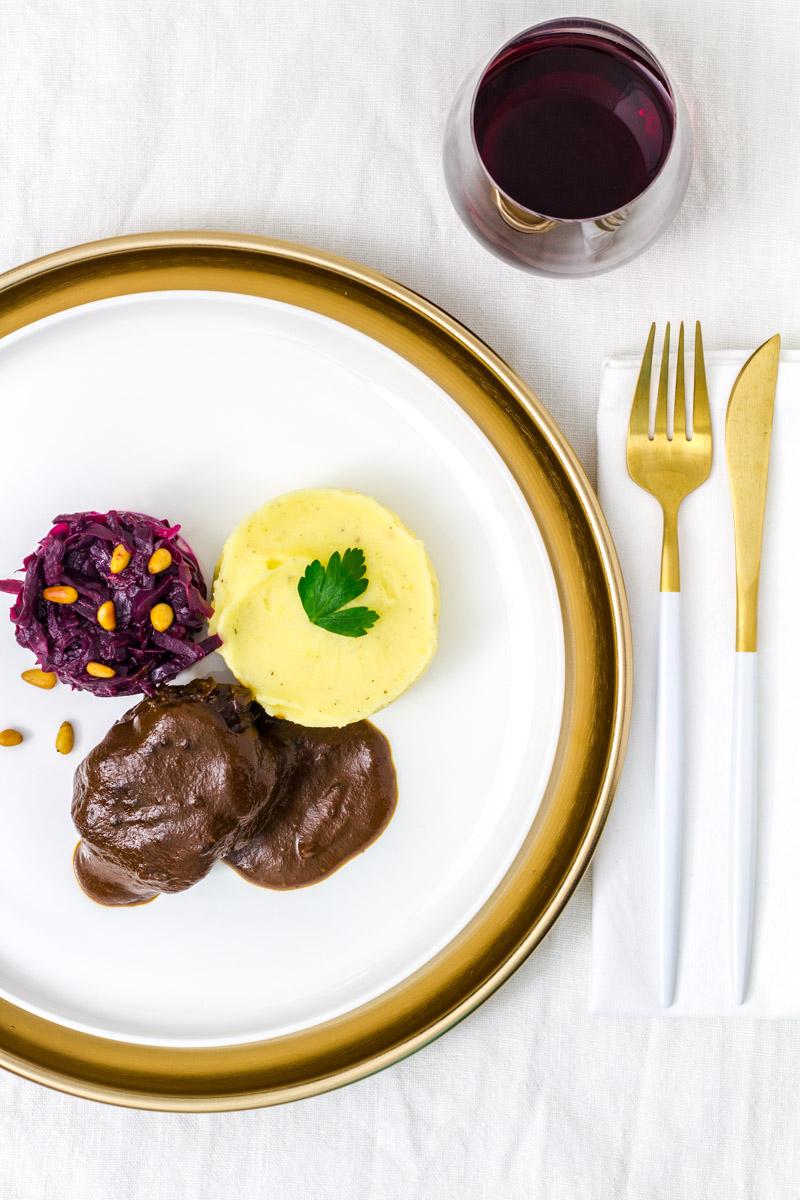 Rezeptbild: Rinderbäckchen | Cranberry-Rotkohl | Kartoffelpüree