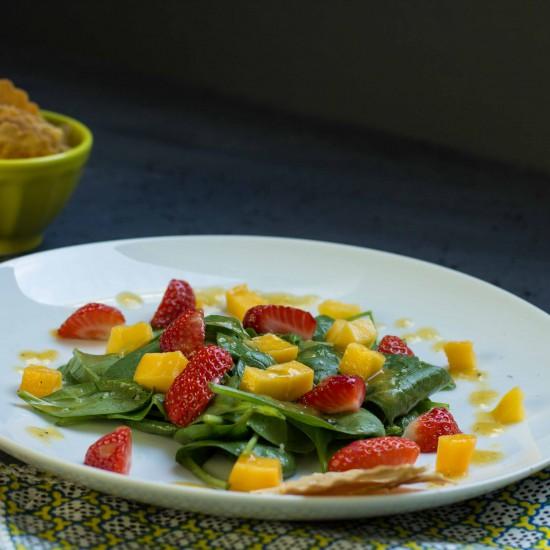 Rezeptbild: Spinat Mango Erdbeer Salat mit Käsecracker