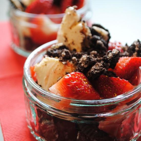 Rezeptbild: Dulche de Leche Ice Cream with Strawberries and Oreo Cookies