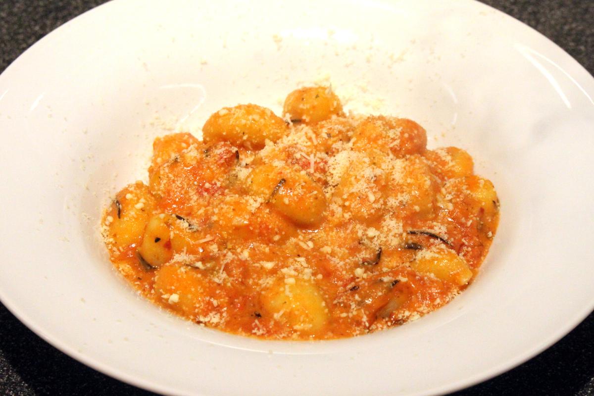 Rezeptbild: Gnocchi an Tomatensauce