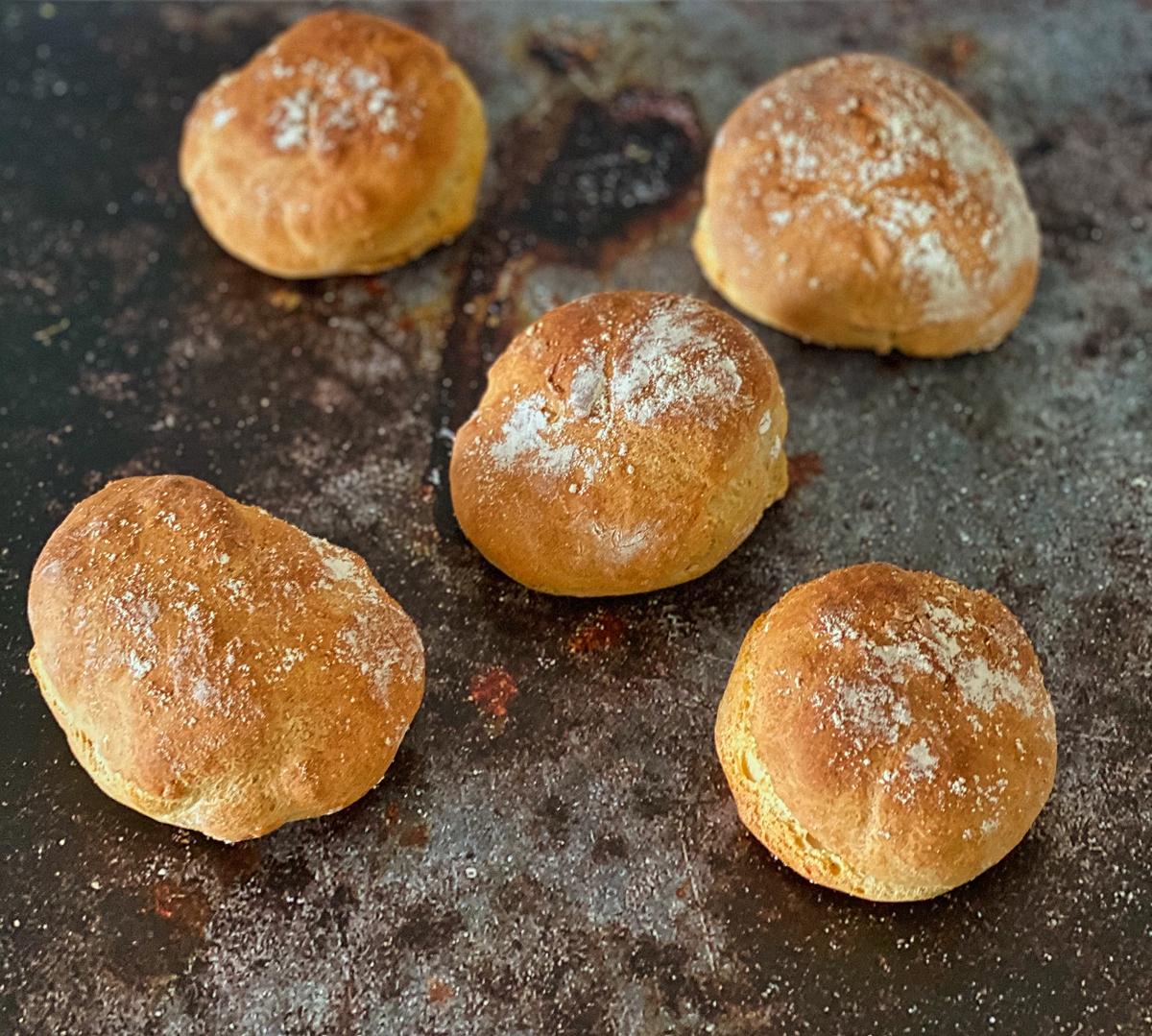 Rezeptbild: Knusprige Dinkelbrötchen über Nacht [frisch aus dem Ofen]