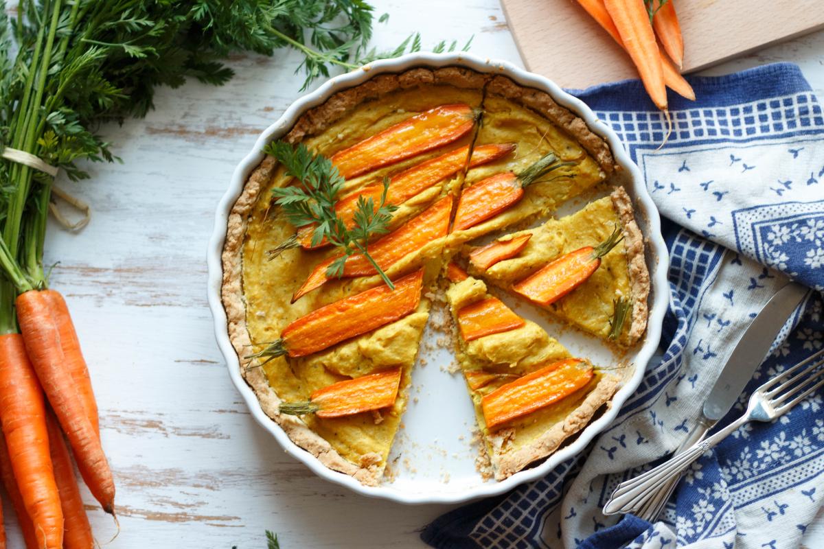 Rezeptbild: Eifreie Quiche mit Kichererbsenmehl und Karotten