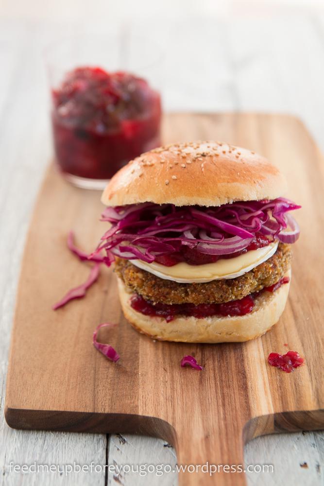 Rezeptbild: Winterburger mit Kürbis-Maronen-Haselnuss-Patty, Cranberry-Birnen-Chutney & Camembert