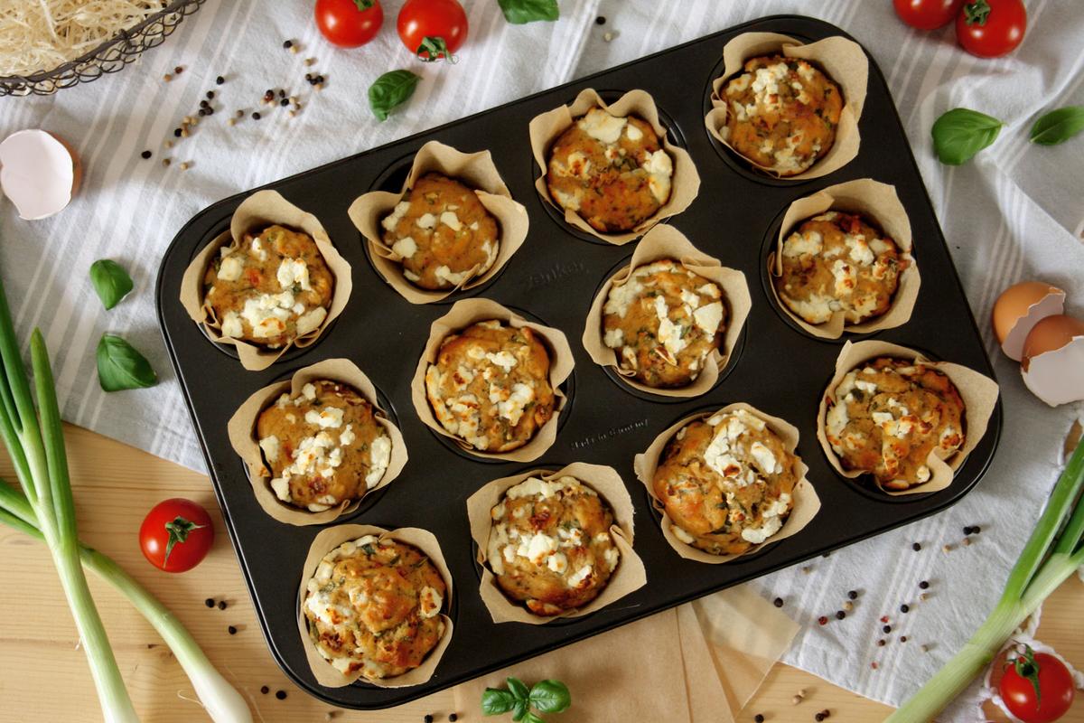 Rezeptbild: Herzhafte Muffins mit getrockneten Tomaten & Basilikum