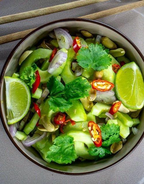 Rezeptbild: Ajaad – einfacher Thai Gurkensalat mit Chili und Koriander