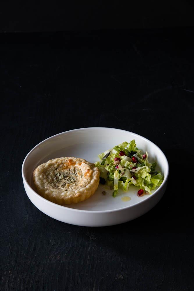 Rezeptbild: Ziegenkäsetartelette mit Salat
