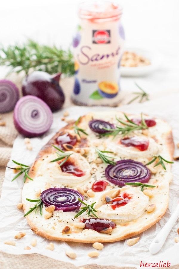 Rezeptbild: Ziegenkäse Flammkuchen mit Pflaume, Rosmarin und Pinienkernen