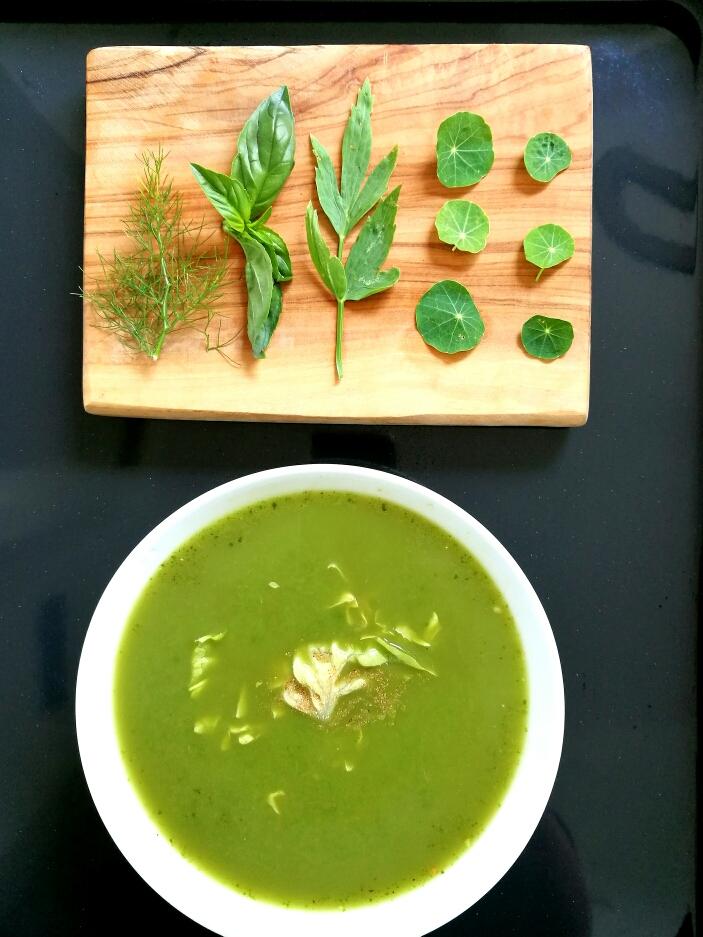 Rezeptbild: Salatsuppe mit frischen Kräutern