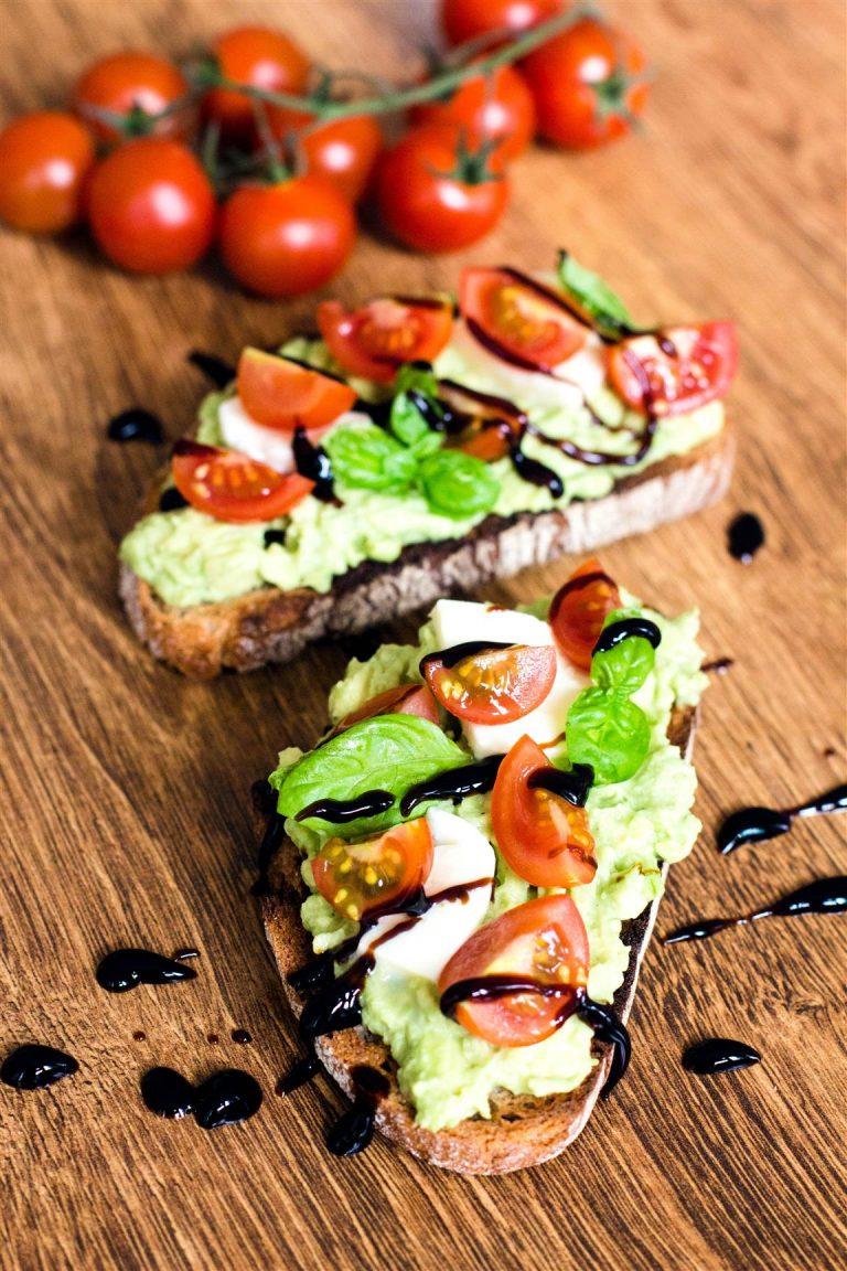 Rezeptbild: CAPRESE AVOCADO BROT (GETOASTET)