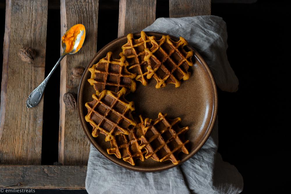 Rezeptbild: Glutenfreie Kürbiswaffeln mit Haferflocken und selbstgemachter Schokosauce