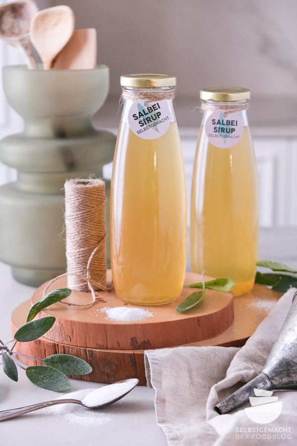 Rezeptbild: Salbeisirup mit Honig und Zitrone mit Etiketten
