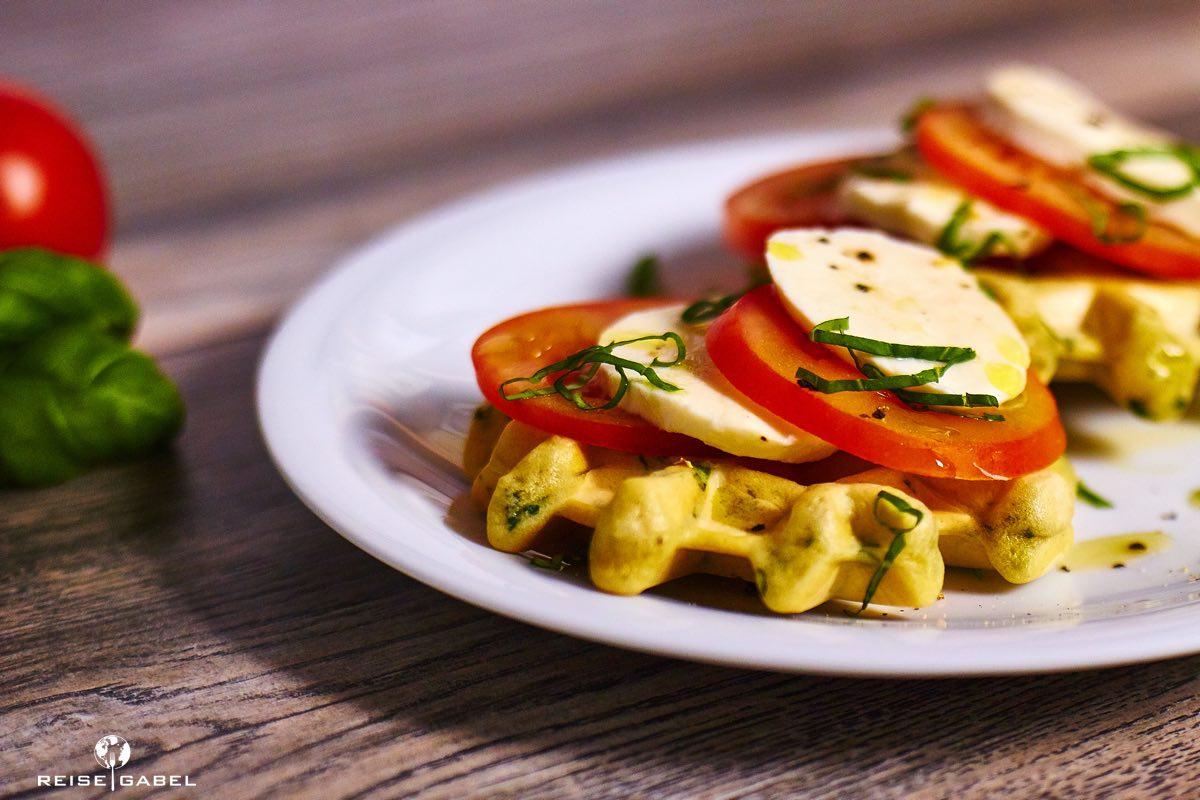 Rezeptbild: Basilikumwaffeln mit Tomate und Mozzarella