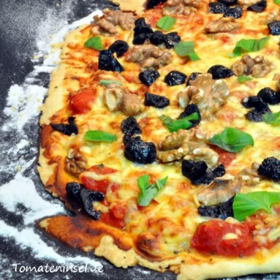 Rezeptbild: Pizza mit Walnüssen und Oliven