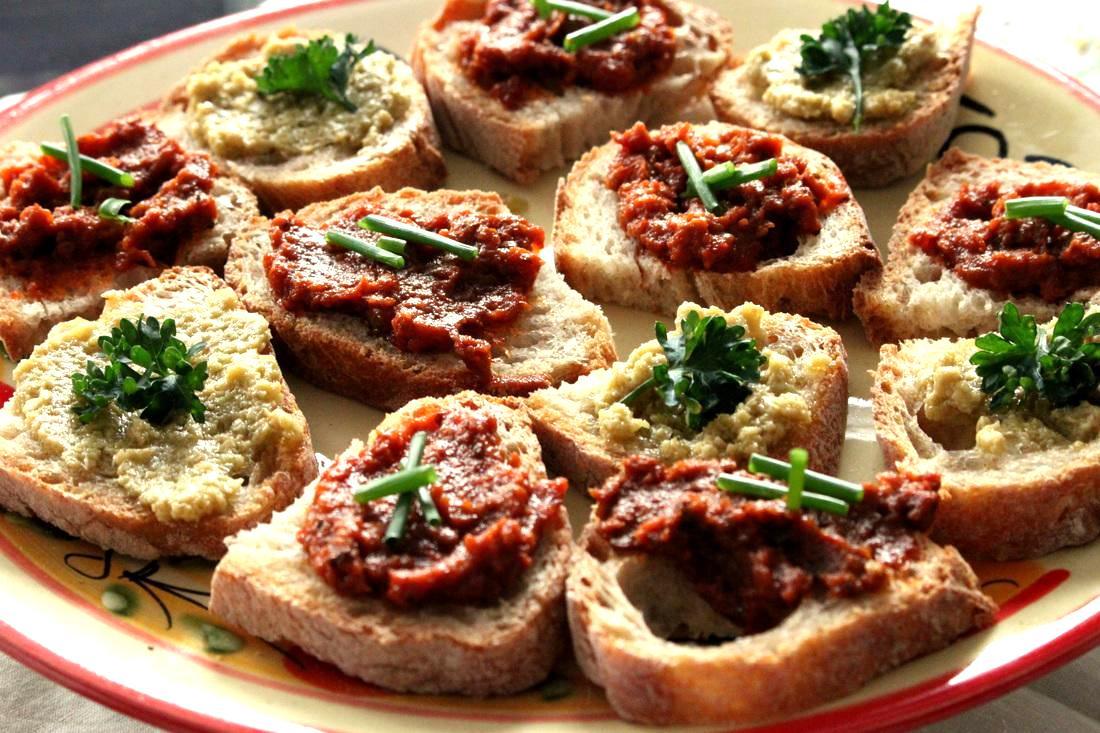 Rezeptbild: Crostini con Pesto di Pomodori e Olive Verde