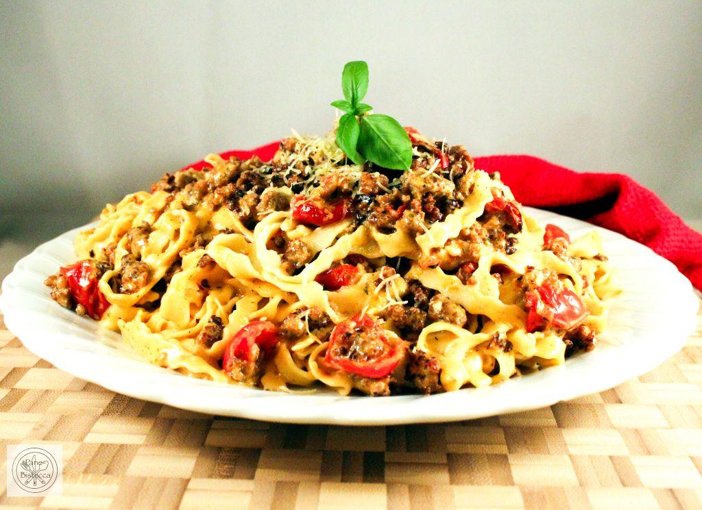 Rezeptbild: Selbstgemachte Linguine mit Schweinsbratwurst Sauce