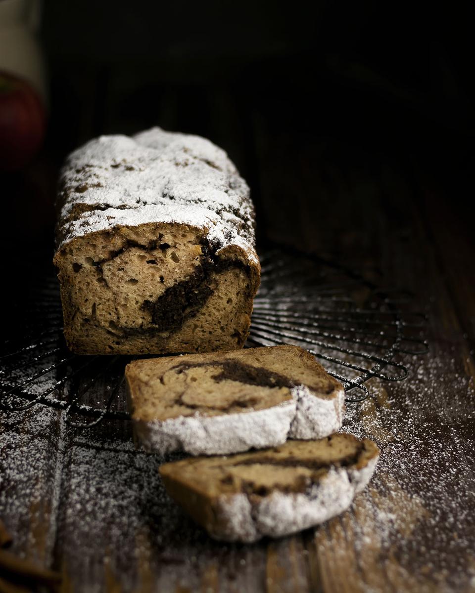 Rezeptbild: Saftiges Apfel-Zimt-Brot | Marmorkuchen mit Apfelmus & Zimt-Swirl