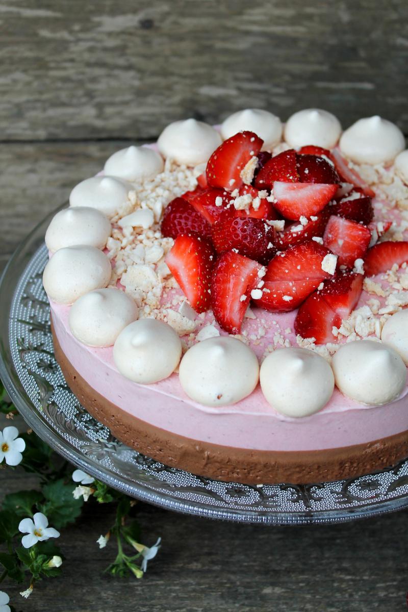 Rezeptbild: Erdbeer-Eistorte mit Schokoboden und Baiser