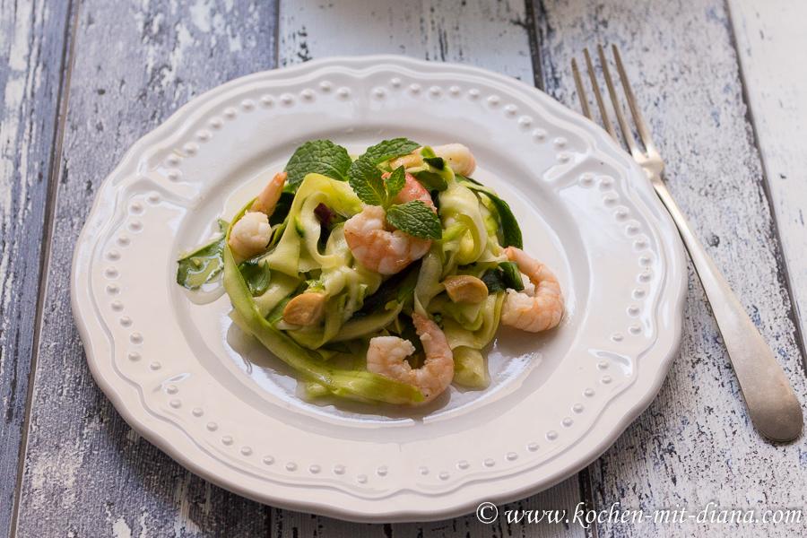 Rezeptbild: Zucchini-Chili-Minze-Salat mit Garnelen