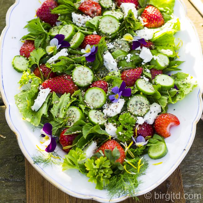 Rezeptbild: Frühlingsfrischer Salat mit Fenchel, Erdbeeren, Schafskäse, Chia-Samen & mehr