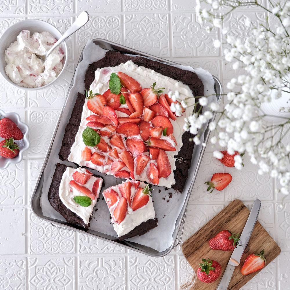 Rezeptbild: Schoko-Bohnen-Brownies mit Erdbeercreme