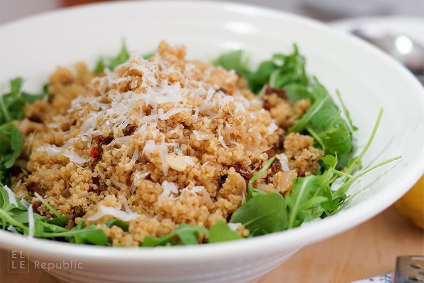 Rezeptbild: Rucola-Salat mit warmem Quinoa und sonnengetrockneten Tomaten