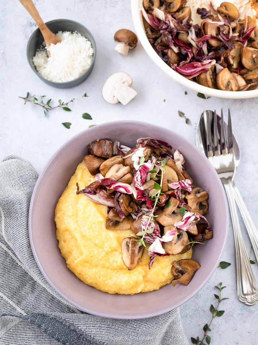 Rezeptbild: Cremige Polenta mit Champignons und Radicchio