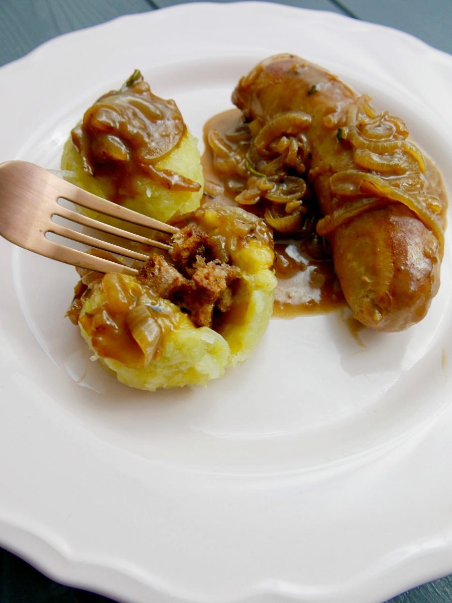 Rezeptbild: Thüringer Klöße mit Bratwurst und Zwiebelsoße