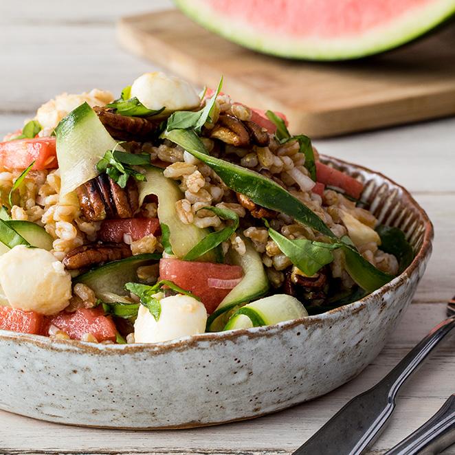 Rezeptbild: Grünkern-Salat mit Wassermelone, Mozzarella und kandierten Pekannüssen